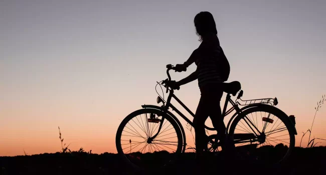 Personne roulant sur un vélo électrique léger.