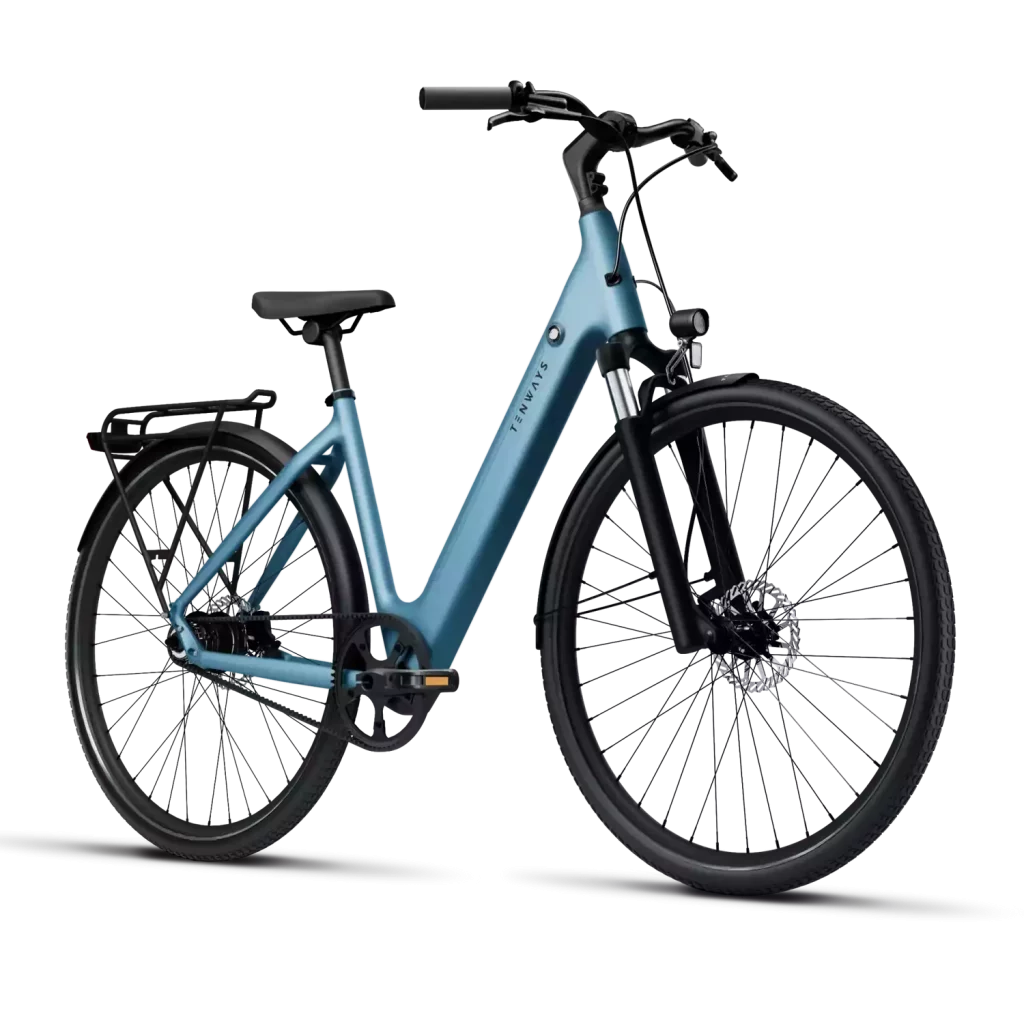 Vélo électrique Tenways CGO800S en bleu, affichant un design moderne et épuré, avec cadre et composants haut de gamme, sur un fond urbain.