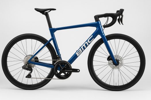 Photographie du vélo BMC Roadmachine TWO Ultegra Di2 2024 en bleu cobalt, positionné en extérieur sur fond clair