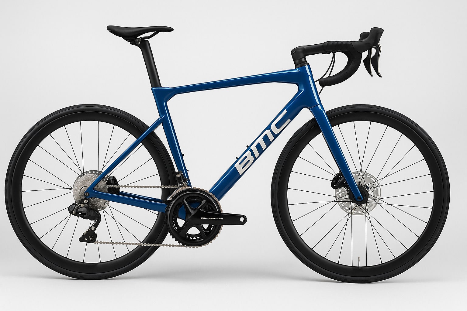 Photographie du vélo BMC Roadmachine TWO Ultegra Di2 2024 en bleu cobalt, positionné en extérieur sur fond clair