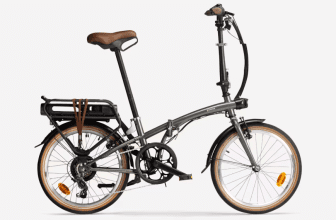 Cycliste urbaine roulant avec un vélo pliant électrique Decathlon E-Fold 500