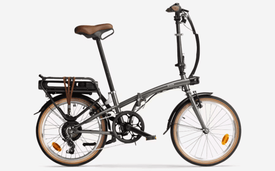 Cycliste urbaine roulant avec un vélo pliant électrique Decathlon E-Fold 500