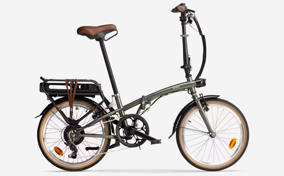 Cycliste urbaine roulant avec un vélo pliant électrique Decathlon E-Fold 500