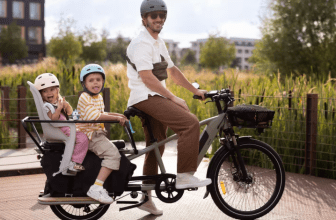 Vélo cargo électrique longtail Decathlon R500E vert clair avec porte-bagages arrière pour enfants