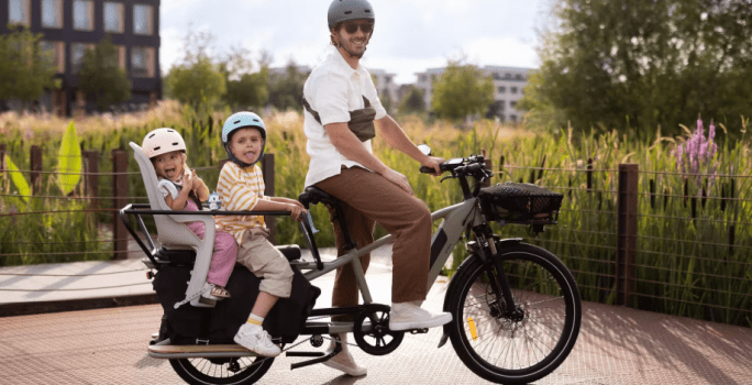 Vélo cargo électrique longtail Decathlon R500E vert clair avec porte-bagages arrière pour enfants