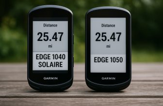 Garmin Edge 1040 Solaire et Garmin Edge 1050 côte à côte sur une table en bois, affichant la distance parcourue