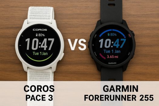 Comparaison visuelle entre la COROS Pace 3 blanche et la Garmin Forerunner 255 noire posées sur une table en bois