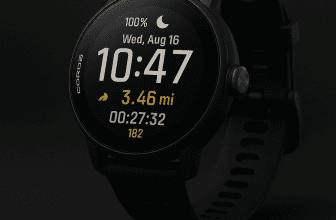 Montre connectée COROS Pace 3 noire affichant des données sportives, sur fond sombre.