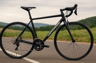 Vélo Cannondale CAAD Optimo 2 noir sur route – profil latéral