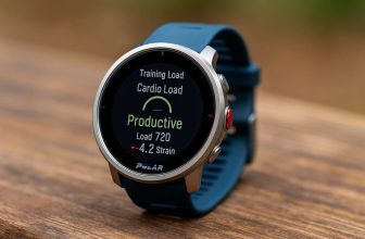 Montre GPS Polar Pacer Pro posée sur une table en bois, affichant des données d’entraînement.