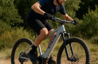 Cycliste sur un Stilus Off Road gris clair roulant sur un sentier forestier rocailleux