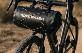 Sacoche de guidon Rockrider ADV 900 noire, montée sur vélo gravel lors d’un voyage bikepacking