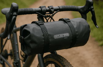Sacoche Ortlieb Handlebar-Pack QR 11L installée sur un vélo gravel lors d’un voyage bikepacking