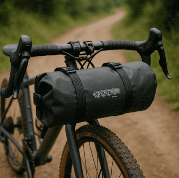 Sacoche Ortlieb Handlebar-Pack QR 11L installée sur un vélo gravel lors d’un voyage bikepacking