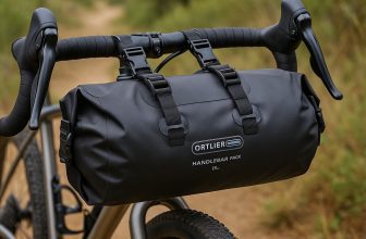 Sacoche de guidon Ortlieb Handlebar Pack 15 L montée sur un vélo bikepacking en nature