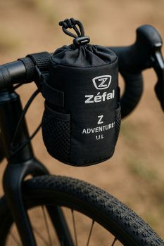 Sacoche Zéfal Z Adventure Pouch montée sur un vélo gravel en configuration bikepacking