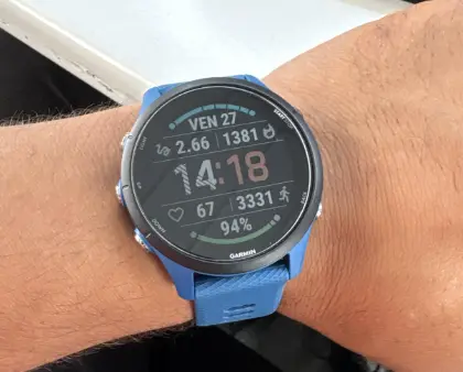 Garmin Forerunner 255 vue de côté