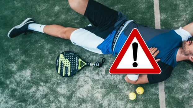 Deux joueurs de padel en plein échange, positionnés trop près du fond de court, illustrant une erreur de placement fréquente.