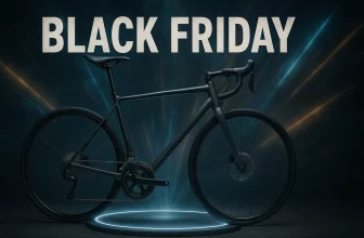 Vélo de route Van Rysel RC500 présenté en studio noir avec éclairages bleutés, ambiance Black Friday.