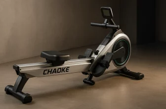 Rameur CHAOKE vu en studio, posé dans une pièce minimaliste, éclairage doux et ambiance premium.