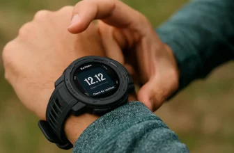Poignet d’un sportif portant une montre Garmin Instinct 3 AMOLED affichant les données d’activité après la mise à jour 12.12, en extérieur.