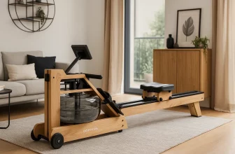 Rameur DOMYOS Woodrower 3 en 1 auto-alimenté en bois, installé dans un salon moderne et lumineux