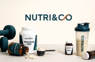Produits Nutri&Co posés sur une table avec haltères, shaker et compléments sportifs, illustrant la nutrition et la performance