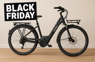 Vélo électrique Decathlon noir présenté en intérieur avec un encart Black Friday en haut à gauche.