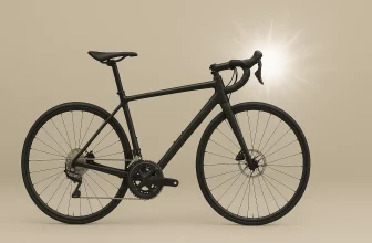 Vélo de route Decathlon noir mat sans marque, design épuré, mis en avant sur fond beige avec effet de lumière