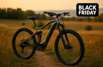 VTT électrique Rockrider sur un chemin au coucher du soleil avec un encart Black Friday