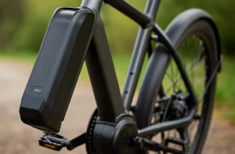 Batterie de vélo électrique montée sur le cadre, vue en gros plan, montrant son état et son niveau de charge.