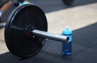 Barre olympique et disques : comparatif pour choisir malin