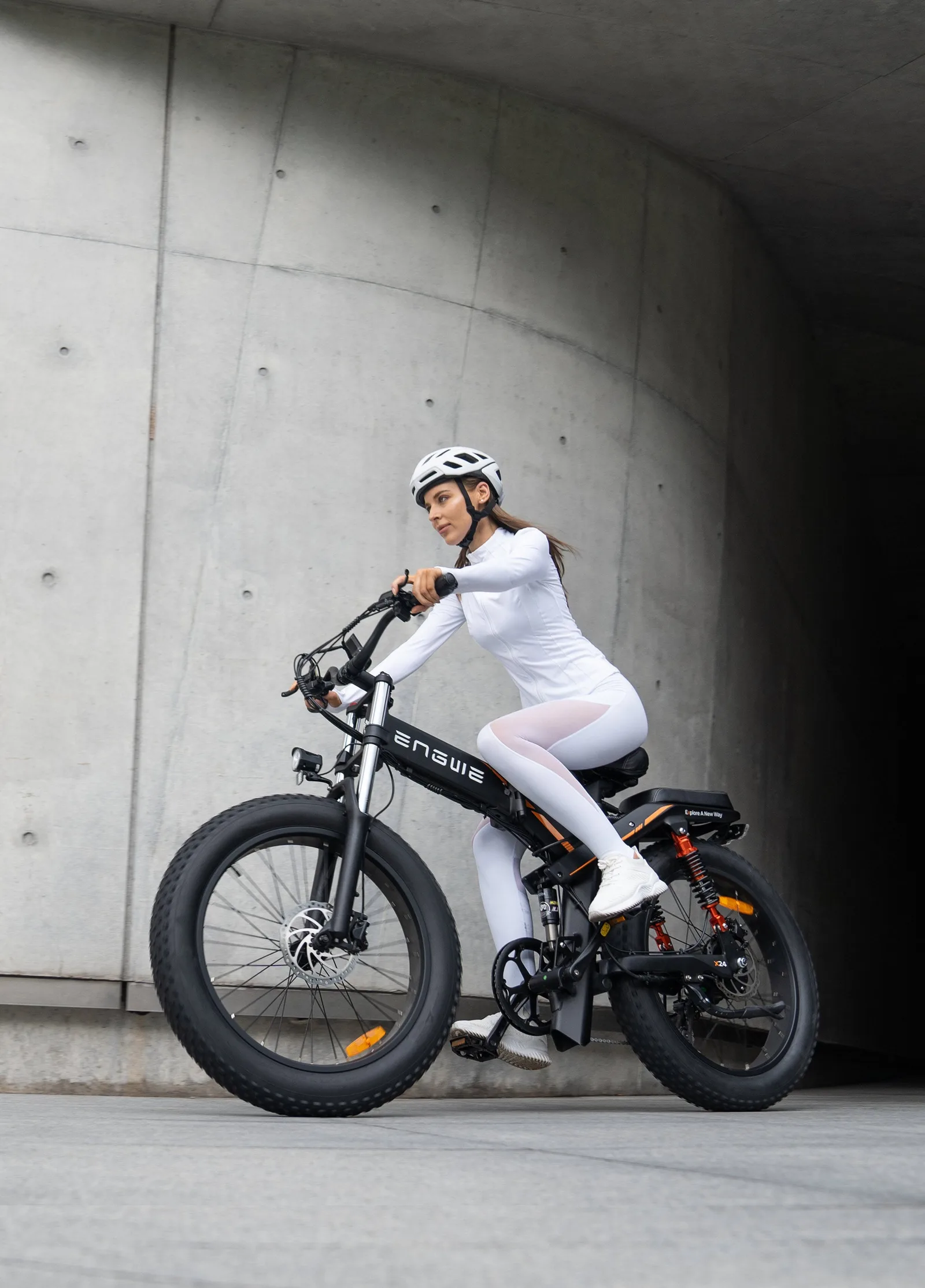 ENGWE X24 - fat bike electrique tout terrain en situation de test