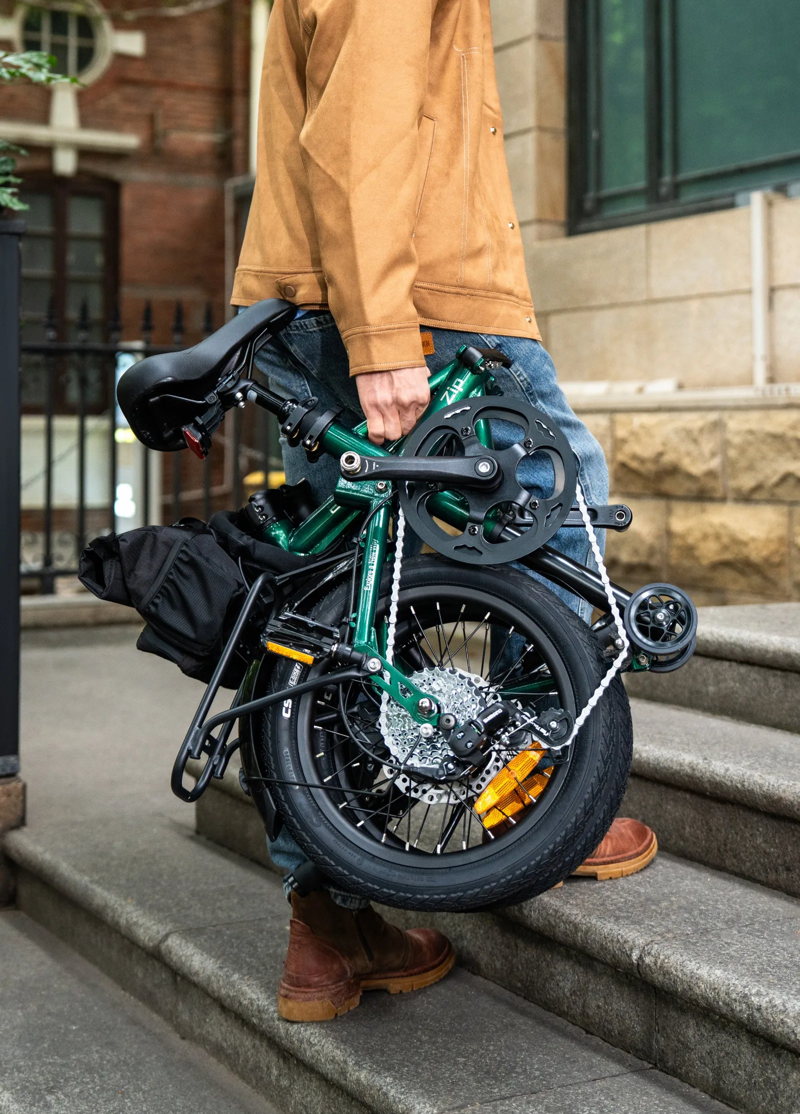 ENGWE Zip - vue de profil du velo pliant urbain en situation de test