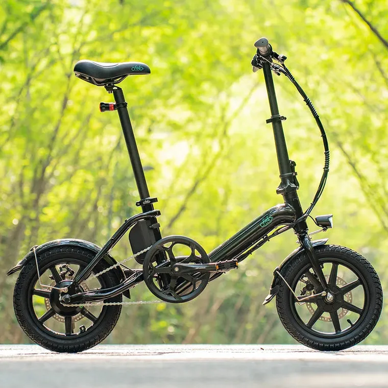 Fiido D3 Pro - mini velo electrique pliant en exterieur en situation de test