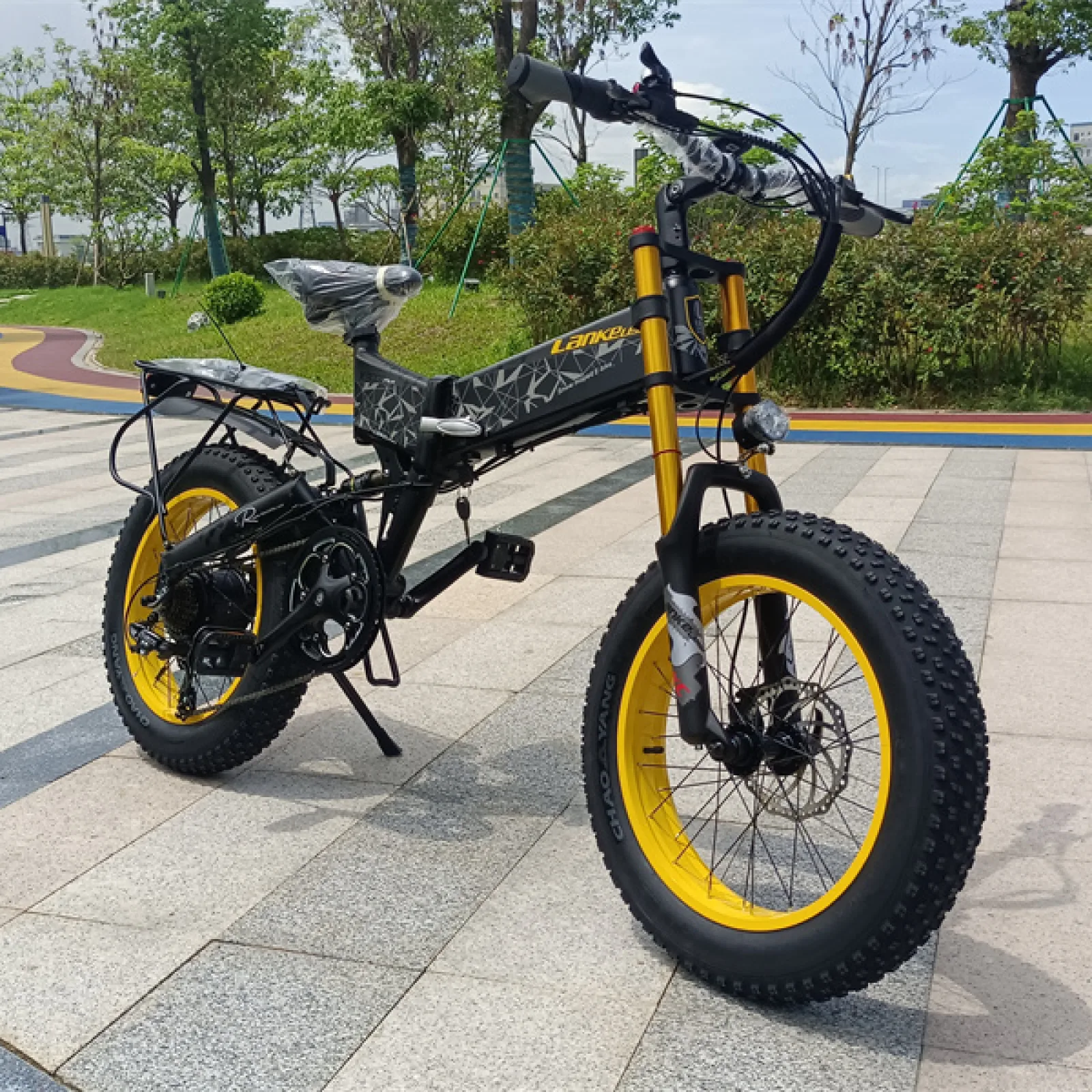 Lankeleisi X3000 Plus-UP - pneus larges sur terrain accidente en situation de test