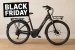 Vélo électrique Decathlon noir présenté en intérieur avec un encart Black Friday en haut à gauche.